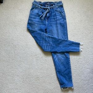 Hollister Ultra High Rise Mom Jean Size 3R W26 L27